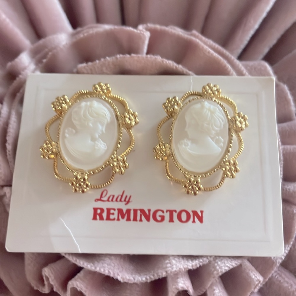 Lady Remington VTG Camo earrings